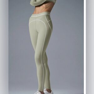 Alo Yoga heart throb leggings in limestone!